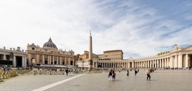 Roma, İtalya - 11 Nisan 2024: Roma, İtalya - 11 Nisan 2024: Vatikan 'da St. Peter Meydanı, Roma, İtalya' da turistlerle dolu