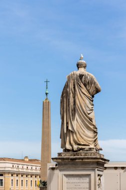 Roma, İtalya - 11 Nisan 2024: Roma, İtalya - 11 Nisan 2024: Vatikan 'da St. Peter Meydanı, Roma, İtalya' da turistlerle dolu