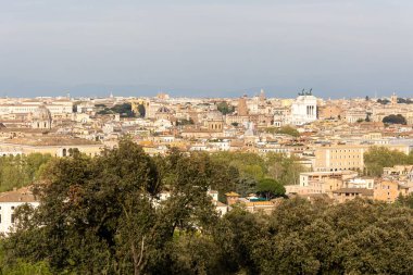 Roma, İtalya - 11 Nisan 2024: Roma, İtalya - 11 Nisan 2024: Roma şehrinin havadan görünüşü Roma, İtalya 'daki tepelerin birinden