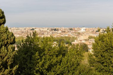 Roma, İtalya - 11 Nisan 2024: Roma, İtalya - 11 Nisan 2024: Roma şehrinin havadan görünüşü Roma, İtalya 'daki tepelerin birinden