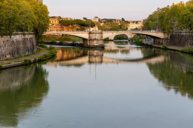 Roma, İtalya - 11 Nisan 2024: Roma, İtalya - 11 Nisan 2024: Roma, İtalya 'dan geçerken Tiber Nehri' nin manzarası