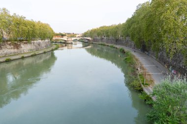 Roma, İtalya - 11 Nisan 2024: Roma, İtalya - 11 Nisan 2024: Roma, İtalya 'dan geçerken Tiber Nehri' nin manzarası