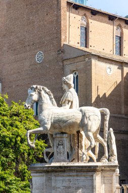 Roma, İtalya - 09 Nisan 2024: Roma, İtalya 'da turistlerin bulunduğu çatıların manzarası
