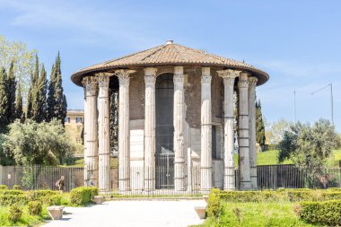 Roma, İtalya - 09 Nisan 2024: Roma 'daki Templo di Ercole Vprovoori' nin Roma, İtalya 'daki turistlerle dolu manzarası