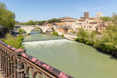 Roma, İtalya - 11 Nisan 2024: Roma, İtalya - 11 Nisan 2024: Roma, İtalya 'dan geçerken Tiber Nehri' nin manzarası