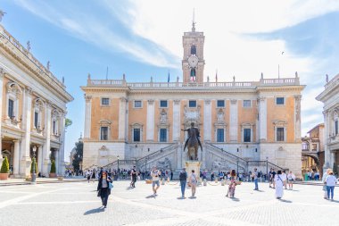 Roma, İtalya - 09 Nisan 2024: Roma 'daki Campidoglio Meydanı' nın Roma, İtalya 'daki turistlerle dolu görüntüsü