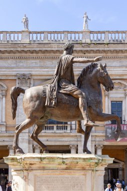 Roma, İtalya - 09 Nisan 2024: Roma 'daki Campidoglio Meydanı' nın Roma, İtalya 'daki turistlerle dolu görüntüsü