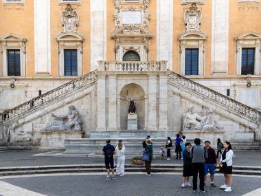 Roma, İtalya - 09 Nisan 2024: Roma 'daki Campidoglio Meydanı' nın Roma, İtalya 'daki turistlerle dolu görüntüsü