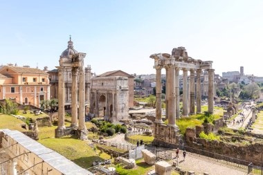 Roma, İtalya - 09 Nisan 2024: Roma 'daki Roma forumunun Roma, İtalya' da turistlerle çevrili görüntüsü