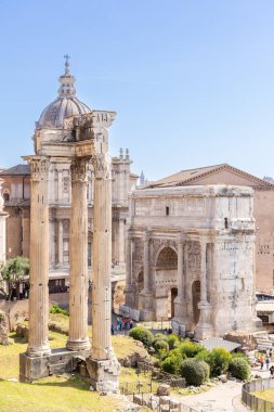 Roma, İtalya - 09 Nisan 2024: Roma 'daki Roma forumunun Roma, İtalya' da turistlerle çevrili görüntüsü