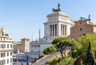 Roma, İtalya - 09 Nisan 2024: Roma, İtalya 'da turistlerin bulunduğu çatıların manzarası