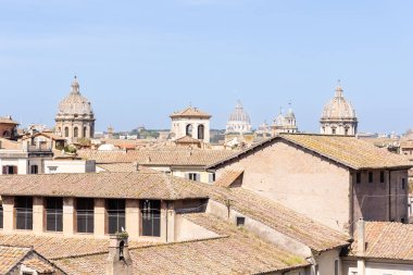 Roma, İtalya - 09 Nisan 2024: Roma, İtalya 'da turistlerin bulunduğu çatıların manzarası