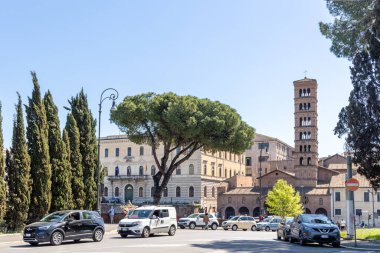 Roma, İtalya - 09 Nisan 2024: Roma 'daki Santa Maria manzarası Roma, İtalya' daki turistlerle doludur.