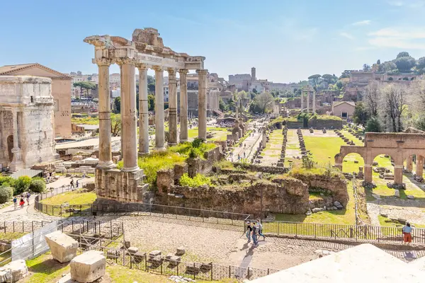 Roma, İtalya - 09 Nisan 2024: Roma 'daki Roma forumunun Roma, İtalya' da turistlerle çevrili görüntüsü