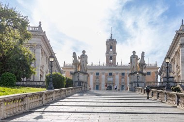 Roma, İtalya - 09 Nisan 2024: Roma 'daki Campidoglio Meydanı' nın Roma, İtalya 'daki turistlerle dolu görüntüsü
