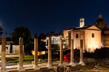 Roma, İtalya - 09 Nisan 2024: Roma 'daki Roma Forumu' nun harabelerinin gece manzarası