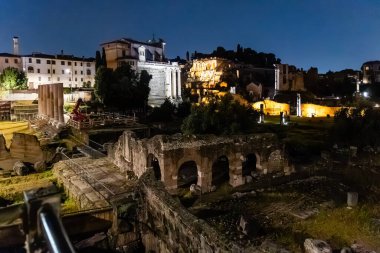 Roma, İtalya - 09 Nisan 2024: Roma 'daki Roma Forumu' nun harabelerinin gece manzarası