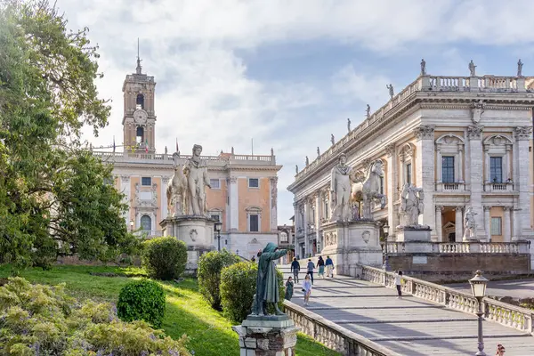 Roma, İtalya - 09 Nisan 2024: Roma 'daki Campidoglio Meydanı' nın Roma, İtalya 'daki turistlerle dolu görüntüsü