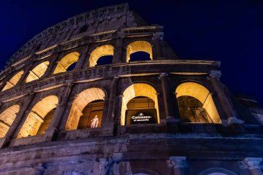 Roma, İtalya - 09 Nisan 2024: Roma 'daki Roma Kolezyumu' nun Roma, İtalya 'daki turistlerle çevrili görüntüsü