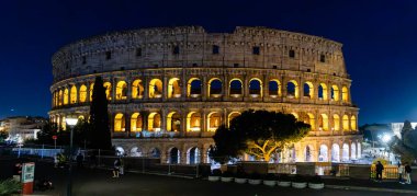 Roma, İtalya - 09 Nisan 2024: Roma 'daki Roma Kolezyumu' nun Roma, İtalya 'daki turistlerle çevrili görüntüsü