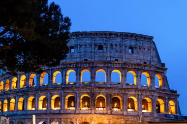 Roma, İtalya - 09 Nisan 2024: Roma 'daki Roma Kolezyumu' nun Roma, İtalya 'daki turistlerle çevrili görüntüsü