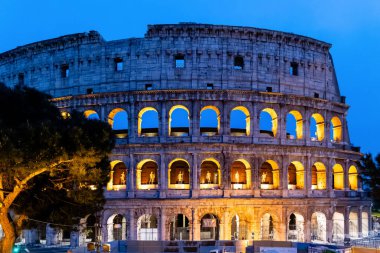 Roma, İtalya - 09 Nisan 2024: Roma 'daki Roma Kolezyumu' nun Roma, İtalya 'daki turistlerle çevrili görüntüsü