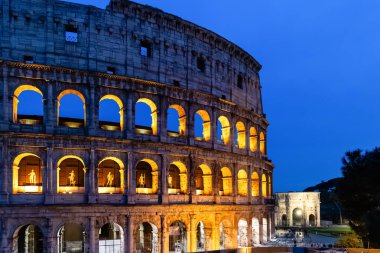 Roma, İtalya - 09 Nisan 2024: Roma 'daki Roma Kolezyumu' nun Roma, İtalya 'daki turistlerle çevrili görüntüsü