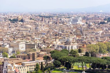 Roma, İtalya - 11 Nisan 2024: Roma, İtalya - 11 Nisan 2024: Vatikan 'da St. Peter Meydanı, Roma, İtalya' da turistlerle dolu