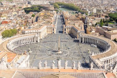 Roma, İtalya - 11 Nisan 2024: Roma, İtalya - 11 Nisan 2024: Vatikan 'da St. Peter Meydanı, Roma, İtalya' da turistlerle dolu