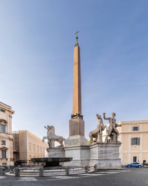 Roma, İtalya - 11 Nisan 2024: Roma, İtalya - 11 Nisan 2024: Quirinale Meydanı, Roma, İtalya 'da turistlerle birlikte