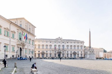 Roma, İtalya - 11 Nisan 2024: Roma, İtalya - 11 Nisan 2024: Quirinale Meydanı, Roma, İtalya 'da turistlerle birlikte