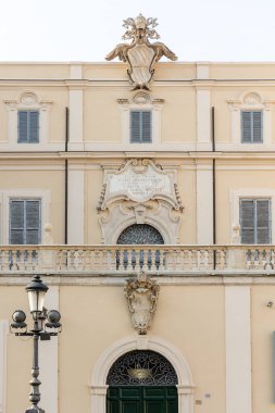 Roma, İtalya - 11 Nisan 2024: Roma, İtalya - 11 Nisan 2024: Quirinale Meydanı, Roma, İtalya 'da turistlerle birlikte