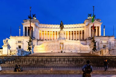 Roma, İtalya - 11 Nisan 2024: Roma, İtalya - 11 Nisan 2024: Roma, İtalya 'da turistlerin gezdiği Vittorio Emanuele anıtı