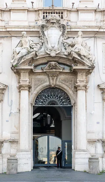 Roma, İtalya - 11 Nisan 2024: Roma, İtalya - 11 Nisan 2024: Quirinale Meydanı, Roma, İtalya 'da turistlerle birlikte