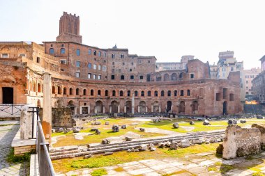 Roma, İtalya - 09 Nisan 2024: Roma Forumu 'nun kalıntıları ve Roma, İtalya' daki arkeolojik kalıntılar arasında turistler geziniyor