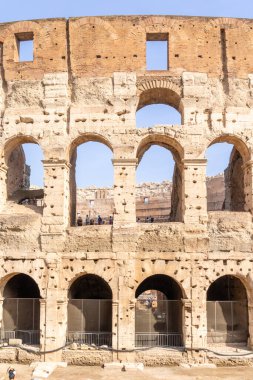 Roma, İtalya - 09 Nisan 2024: Roma, İtalya 'da arkeolojik kalıntılar arasında turistlerin dolaştığı Kolezyum kalıntıları