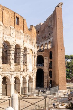 Roma, İtalya - 09 Nisan 2024: Roma, İtalya 'da arkeolojik kalıntılar arasında turistlerin dolaştığı Kolezyum kalıntıları