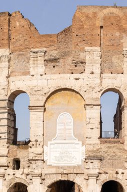 Roma, İtalya - 09 Nisan 2024: Roma, İtalya 'da arkeolojik kalıntılar arasında turistlerin dolaştığı Kolezyum kalıntıları