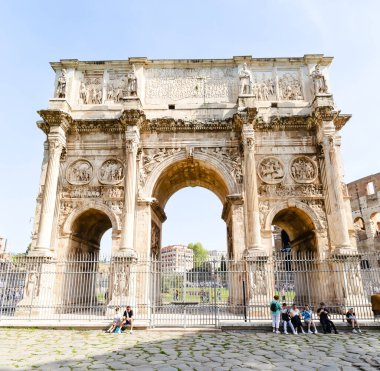 Roma, İtalya - 09 Nisan 2024: Konstantin kemerinin kalıntıları ve turistler Roma, İtalya 'da arkeolojik kalıntılar arasında geziniyorlar