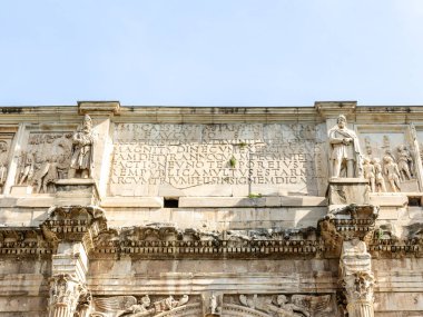 Roma, İtalya - 09 Nisan 2024: Konstantin kemerinin kalıntıları ve turistler Roma, İtalya 'da arkeolojik kalıntılar arasında geziniyorlar