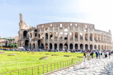 Roma, İtalya - 09 Nisan 2024: Roma, İtalya 'da arkeolojik kalıntılar arasında turistlerin dolaştığı Kolezyum kalıntıları