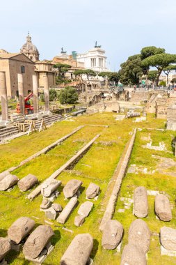 Roma, İtalya - 09 Nisan 2024: Roma Forumu 'nun kalıntıları ve Roma, İtalya' daki arkeolojik kalıntılar arasında turistler geziniyor