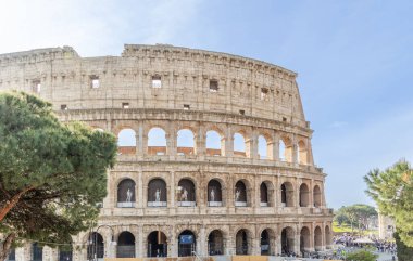 Roma, İtalya - 09 Nisan 2024: Roma, İtalya 'da arkeolojik kalıntılar arasında turistlerin dolaştığı Kolezyum kalıntıları