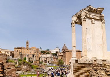 Roma, İtalya - 09 Nisan 2024: Roma Forumu 'nun kalıntıları ve Roma, İtalya' daki arkeolojik kalıntılar arasında turistler geziniyor