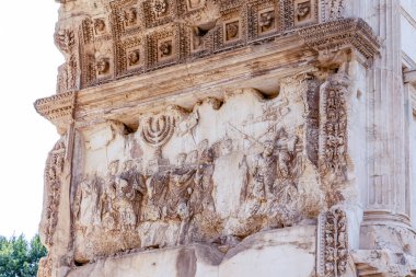 Roma, İtalya - 09 Nisan 2024: Roma Forumu 'nun kalıntıları ve Roma, İtalya' daki arkeolojik kalıntılar arasında turistler geziniyor