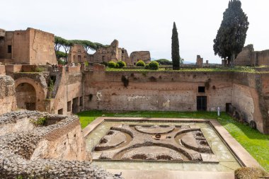 Roma, İtalya - 09 Nisan 2024: Roma Forumu 'nun kalıntıları ve Roma, İtalya' daki arkeolojik kalıntılar arasında turistler geziniyor