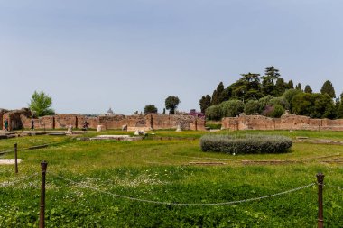 Roma, İtalya - 09 Nisan 2024: Roma Forumu 'nun kalıntıları ve Roma, İtalya' daki arkeolojik kalıntılar arasında turistler geziniyor