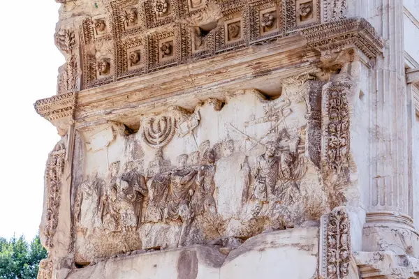 Roma, İtalya - 09 Nisan 2024: Roma Forumu 'nun kalıntıları ve Roma, İtalya' daki arkeolojik kalıntılar arasında turistler geziniyor