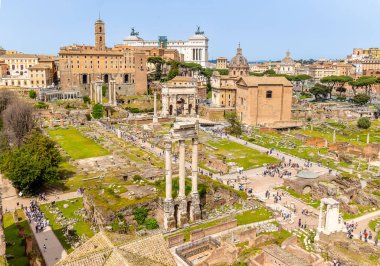 Roma, İtalya - 09 Nisan 2024: Roma Forumu 'nun kalıntıları ve Roma, İtalya' daki arkeolojik kalıntılar arasında turistler geziniyor