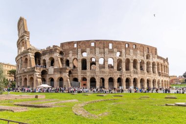 Roma, İtalya - 09 Nisan 2024: Roma, İtalya 'da arkeolojik kalıntılar arasında turistlerin dolaştığı Kolezyum kalıntıları